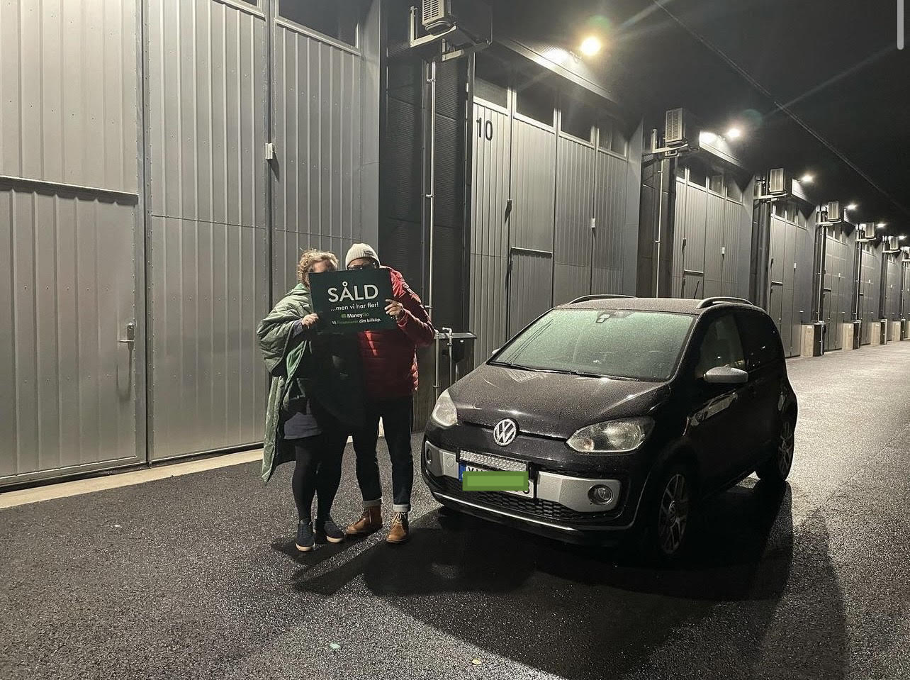 Kunder med sin Volkswagen vid en billeverans från MTD Bilar.