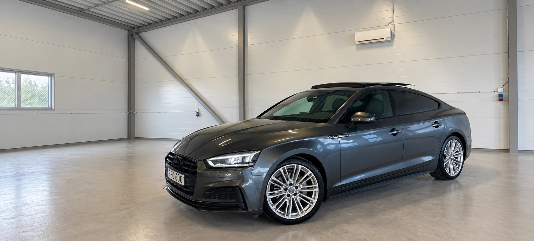 Grå Audi i MTD Bilars bilhall i Kalmar.