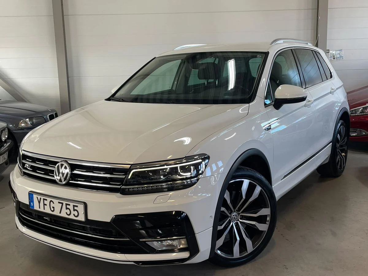 Vit Volkswagen i MTD Bilars bilhall.