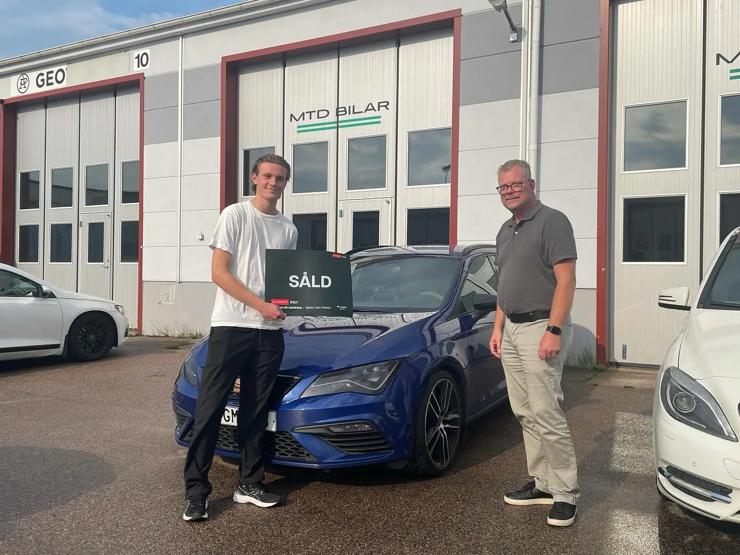 Kundöverlämning av en blå Seat utanför MTD Bilar i Kalmar.