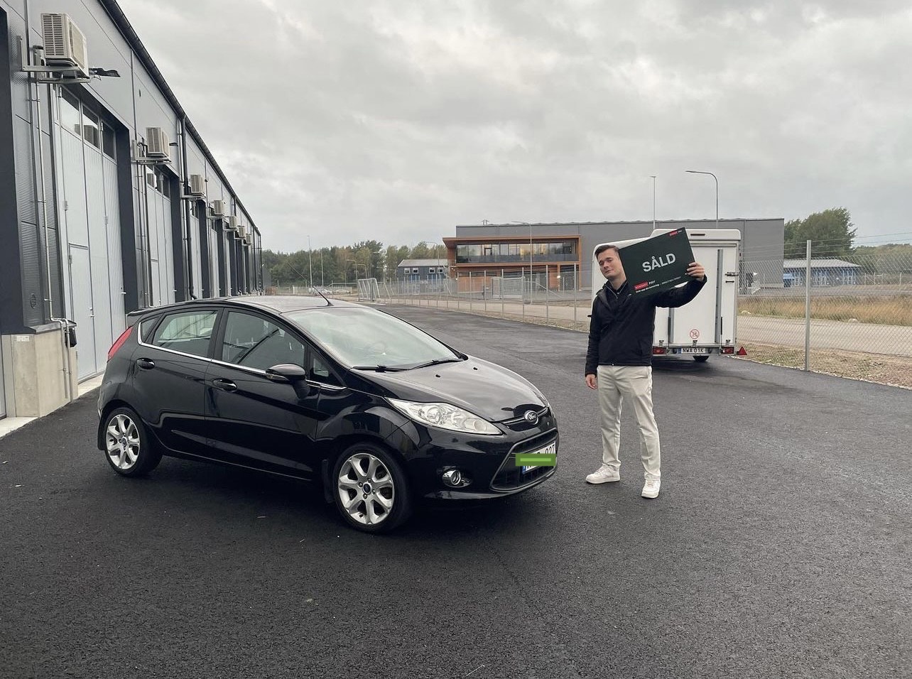 Kund vid en såld Ford Fiesta utanför MTD Bilar.