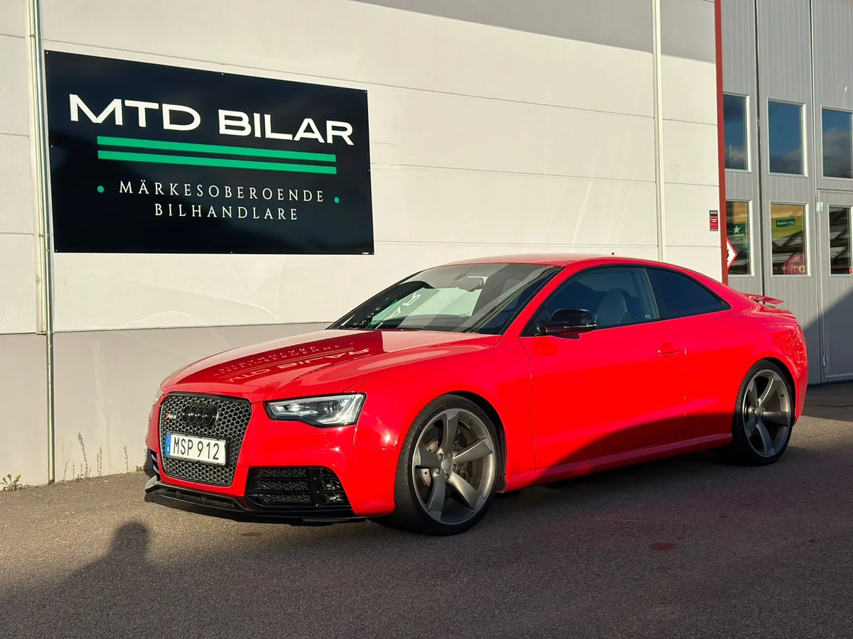 Röd Audi utanför MTD Bilar.