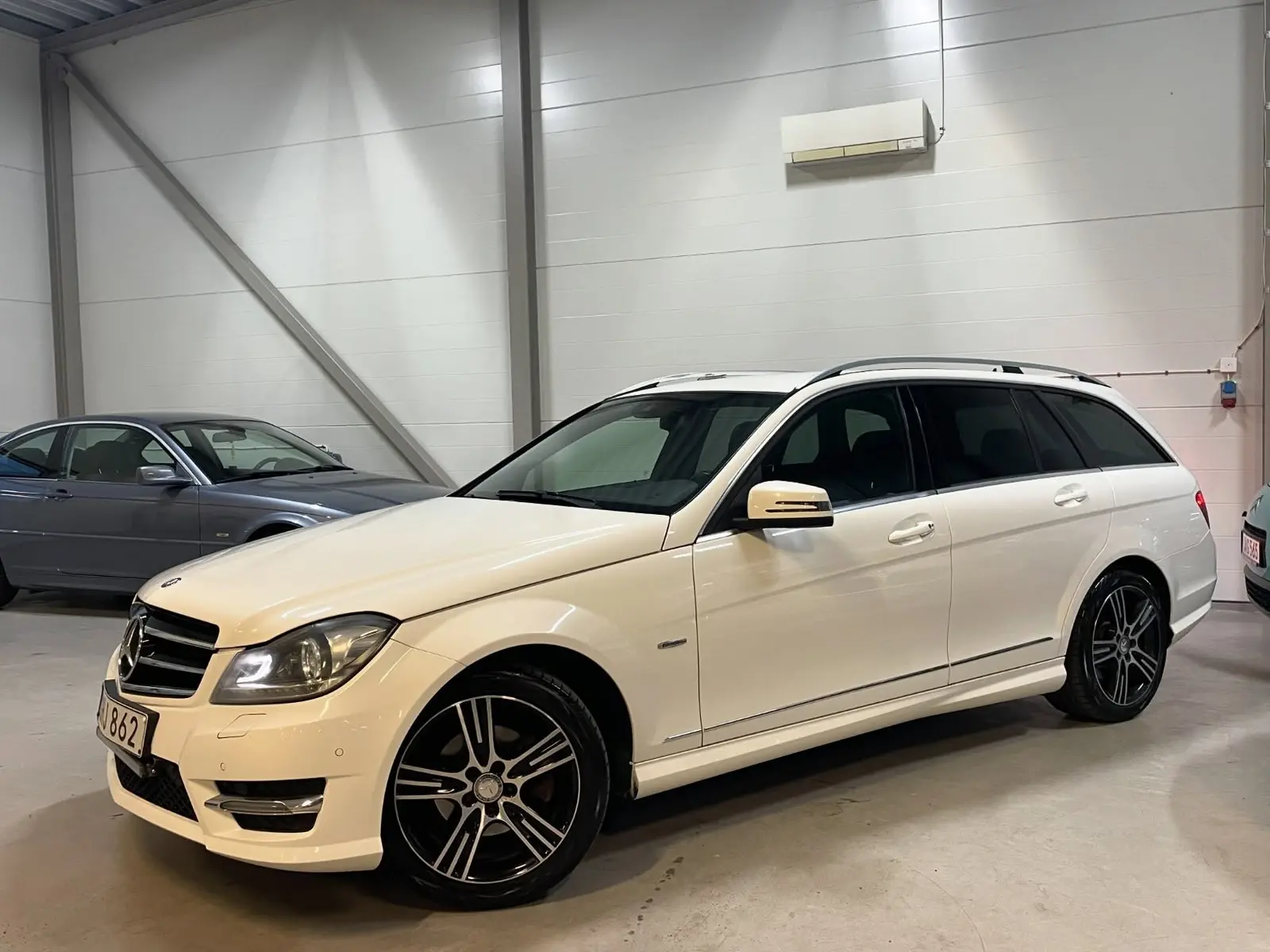 Vit Mercedes-Benz i MTD Bilars bilhall på Amerikavägen i Kalmar.